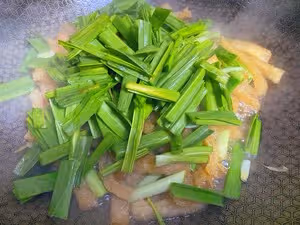 大蒜炒皮肚(炒肉皮)
