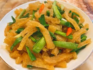 大蒜炒皮肚(炒肉皮)