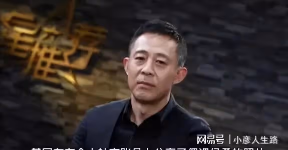 55歲侯勇帶三婚嬌妻現身，女方小他20歲，出門背17萬包包