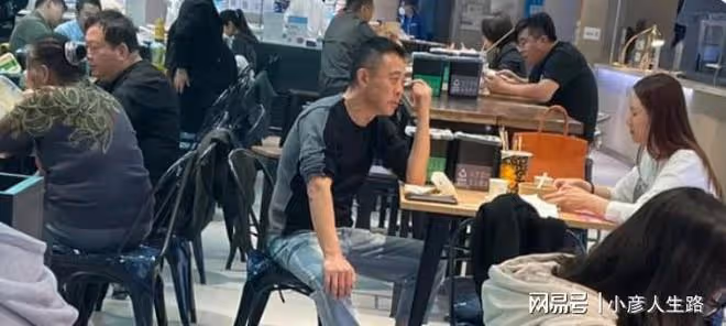 55歲侯勇帶三婚嬌妻現身，女方小他20歲，出門背17萬包包