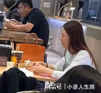 55歲侯勇帶三婚嬌妻現身，女方小他20歲，出門背17萬包包