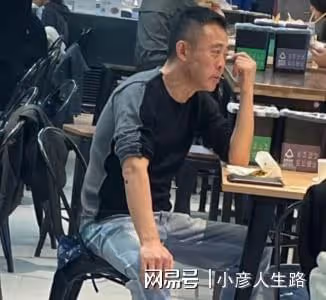 55歲侯勇帶三婚嬌妻現身，女方小他20歲，出門背17萬包包