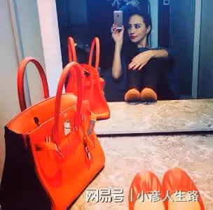 55歲侯勇帶三婚嬌妻現身，女方小他20歲，出門背17萬包包