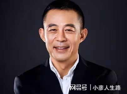55歲侯勇帶三婚嬌妻現身，女方小他20歲，出門背17萬包包
