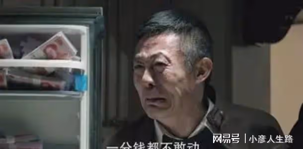 55歲侯勇帶三婚嬌妻現身，女方小他20歲，出門背17萬包包