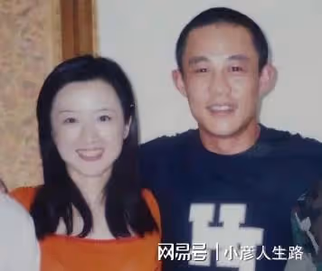 55歲侯勇帶三婚嬌妻現身，女方小他20歲，出門背17萬包包