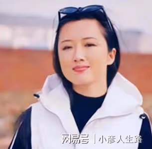 55歲侯勇帶三婚嬌妻現身，女方小他20歲，出門背17萬包包