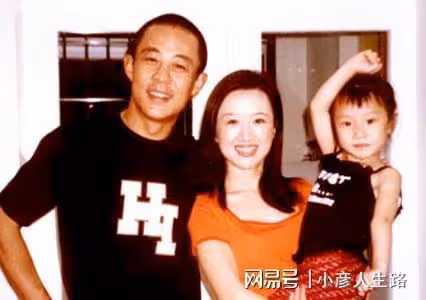 55歲侯勇帶三婚嬌妻現身，女方小他20歲，出門背17萬包包
