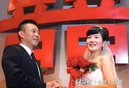 55歲侯勇帶三婚嬌妻現身，女方小他20歲，出門背17萬包包