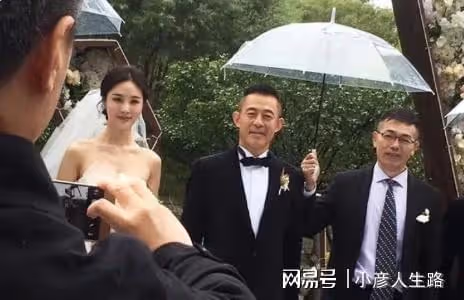 55歲侯勇帶三婚嬌妻現身，女方小他20歲，出門背17萬包包