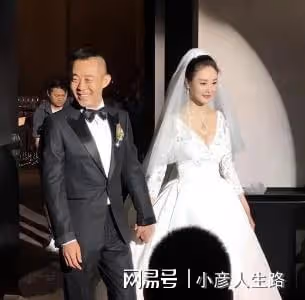 55歲侯勇帶三婚嬌妻現身，女方小他20歲，出門背17萬包包