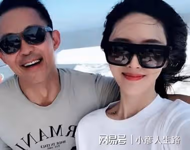 55歲侯勇帶三婚嬌妻現身，女方小他20歲，出門背17萬包包