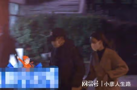 55歲侯勇帶三婚嬌妻現身，女方小他20歲，出門背17萬包包