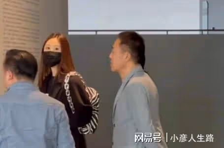 55歲侯勇帶三婚嬌妻現身，女方小他20歲，出門背17萬包包