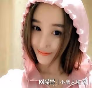 55歲侯勇帶三婚嬌妻現身，女方小他20歲，出門背17萬包包