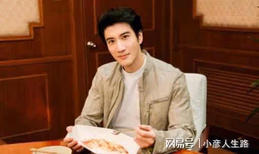 42歲王力宏近照曝光,現身街頭留長發不修邊幅,網友:像流浪漢