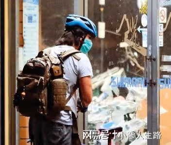 42歲王力宏近照曝光,現身街頭留長發不修邊幅,網友:像流浪漢