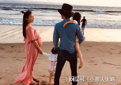 42歲王力宏近照曝光,現身街頭留長發不修邊幅,網友:像流浪漢