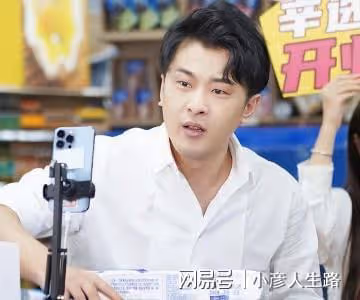 網紅辛巴豎大拇指,盛讚辛吉飛:不愧是我「老辛家人」,真敢說