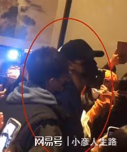 德雲社秦霄賢拍夜戲下班，在停車場被代拍圍堵，粉絲的喊話真解氣