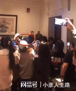 德雲社秦霄賢拍夜戲下班，在停車場被代拍圍堵，粉絲的喊話真解氣