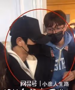 德雲社秦霄賢拍夜戲下班，在停車場被代拍圍堵，粉絲的喊話真解氣