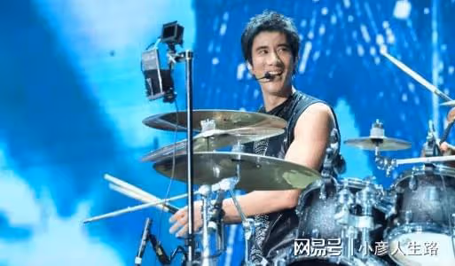 王力宏近況曝光：深夜騎車為女兒買禮物，長發毛糙泯然眾人