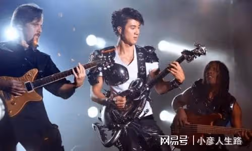 王力宏近況曝光：深夜騎車為女兒買禮物，長發毛糙泯然眾人