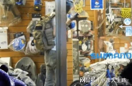 王力宏近況曝光：深夜騎車為女兒買禮物，長發毛糙泯然眾人