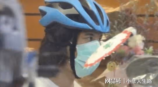 王力宏近況曝光：深夜騎車為女兒買禮物，長發毛糙泯然眾人
