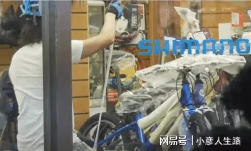 王力宏近況曝光:深夜騎車為女兒買禮物,長發毛糙泯然眾人