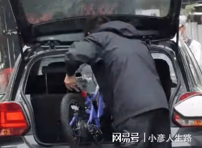 王力宏近況曝光:深夜騎車為女兒買禮物,長發毛糙泯然眾人
