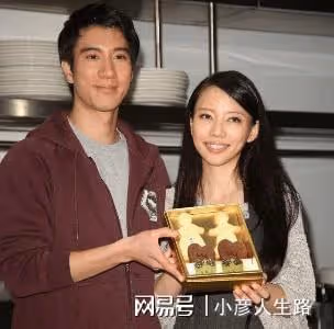 王力宏近況曝光:深夜騎車為女兒買禮物,長發毛糙泯然眾人