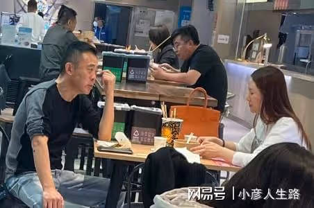 侯勇攜三婚嬌妻超市就餐!女方眼皮下拉似鬧矛盾,桌上14萬包惹眼