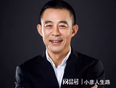 侯勇攜三婚嬌妻超市就餐!女方眼皮下拉似鬧矛盾,桌上14萬包惹眼