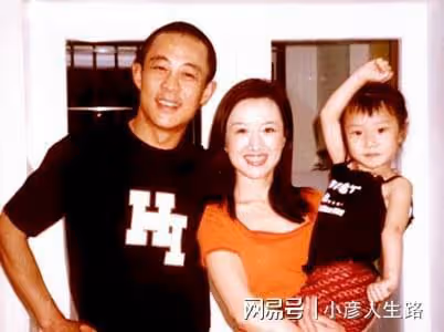 侯勇攜三婚嬌妻超市就餐!女方眼皮下拉似鬧矛盾,桌上14萬包惹眼