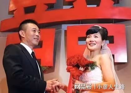 侯勇攜三婚嬌妻超市就餐!女方眼皮下拉似鬧矛盾,桌上14萬包惹眼
