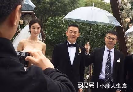 侯勇攜三婚嬌妻超市就餐!女方眼皮下拉似鬧矛盾,桌上14萬包惹眼