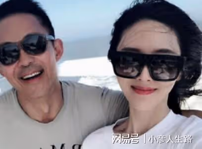 侯勇攜三婚嬌妻超市就餐!女方眼皮下拉似鬧矛盾,桌上14萬包惹眼
