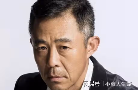 侯勇攜三婚嬌妻超市就餐!女方眼皮下拉似鬧矛盾,桌上14萬包惹眼