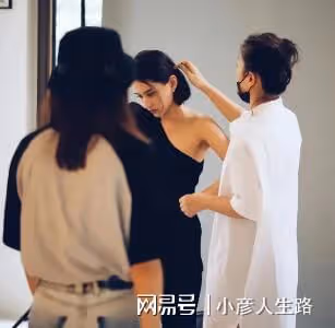 有喜?賭王女兒何超蓮小腹隆起,2位助理貼身服侍,竇驍早有預告