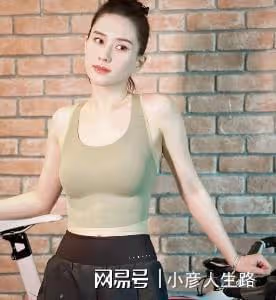 有喜?賭王女兒何超蓮小腹隆起,2位助理貼身服侍,竇驍早有預告