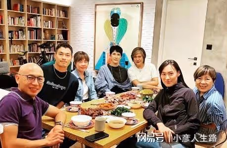 梁洛施發聚餐照，圈內大佬赫然在列，坐擁雄厚資源成為人生贏家
