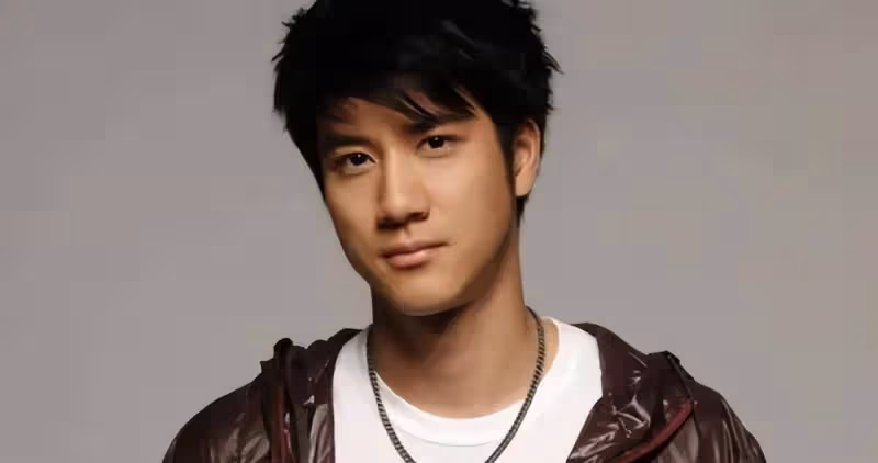 王力宏搬到公司，每天晚上看著家裡的燈滅了就睡著了，監控式的愛情讓人窒息
