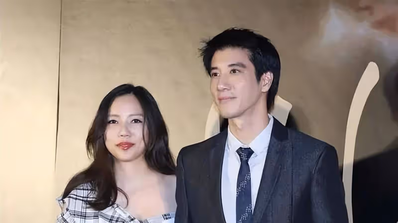 王力宏搬到公司,每天晚上看著家裡的燈滅了就睡著了,監控式的愛情讓人窒息
