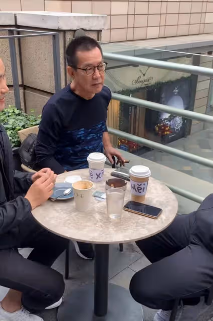 65歲元彪消瘦現身,坐露天咖啡店抽雪茄,面部崎嶇皮膚鬆弛顯老態