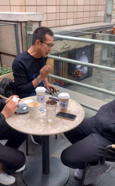 65歲元彪消瘦現身,坐露天咖啡店抽雪茄,面部崎嶇皮膚鬆弛顯老態