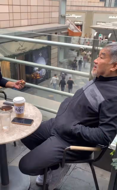 65歲元彪消瘦現身,坐露天咖啡店抽雪茄,面部崎嶇皮膚鬆弛顯老態