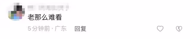 65歲元彪消瘦現身,坐露天咖啡店抽雪茄,面部崎嶇皮膚鬆弛顯老態