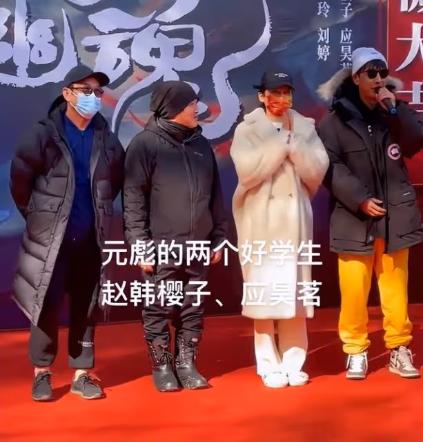65歲元彪消瘦現身,坐露天咖啡店抽雪茄,面部崎嶇皮膚鬆弛顯老態